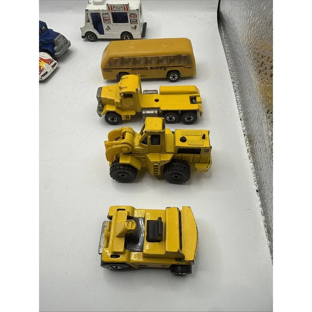 Lot Of 24 Vintage HOT WHEELS die cast cars trucks busses With Soft Case